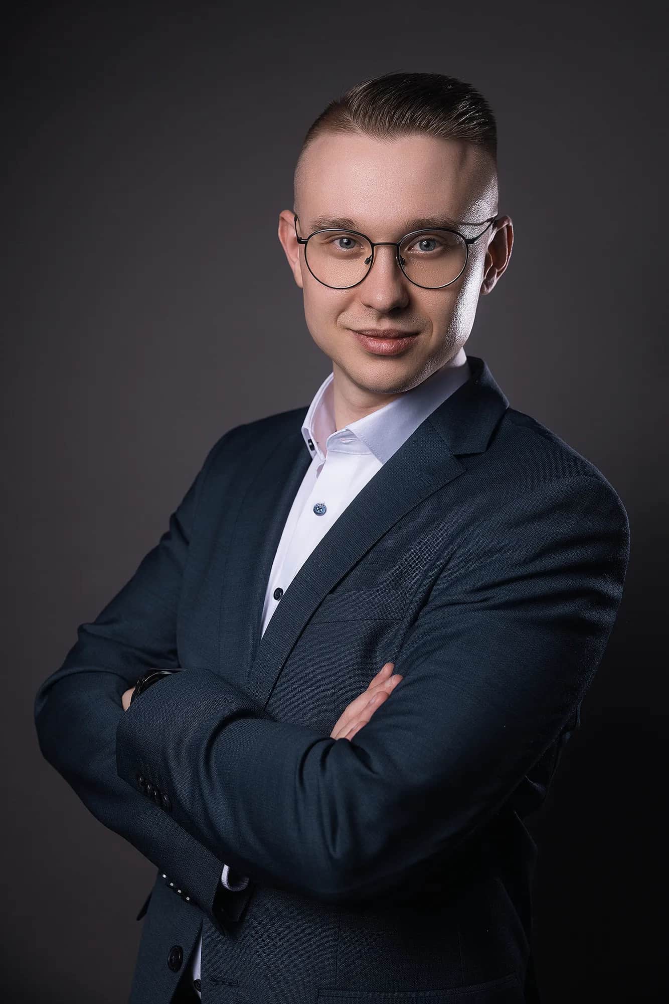 Professionelles Business-Portrait eines Mannes mit Brille in Stuttgart, fotografiert von Nicolas Bär