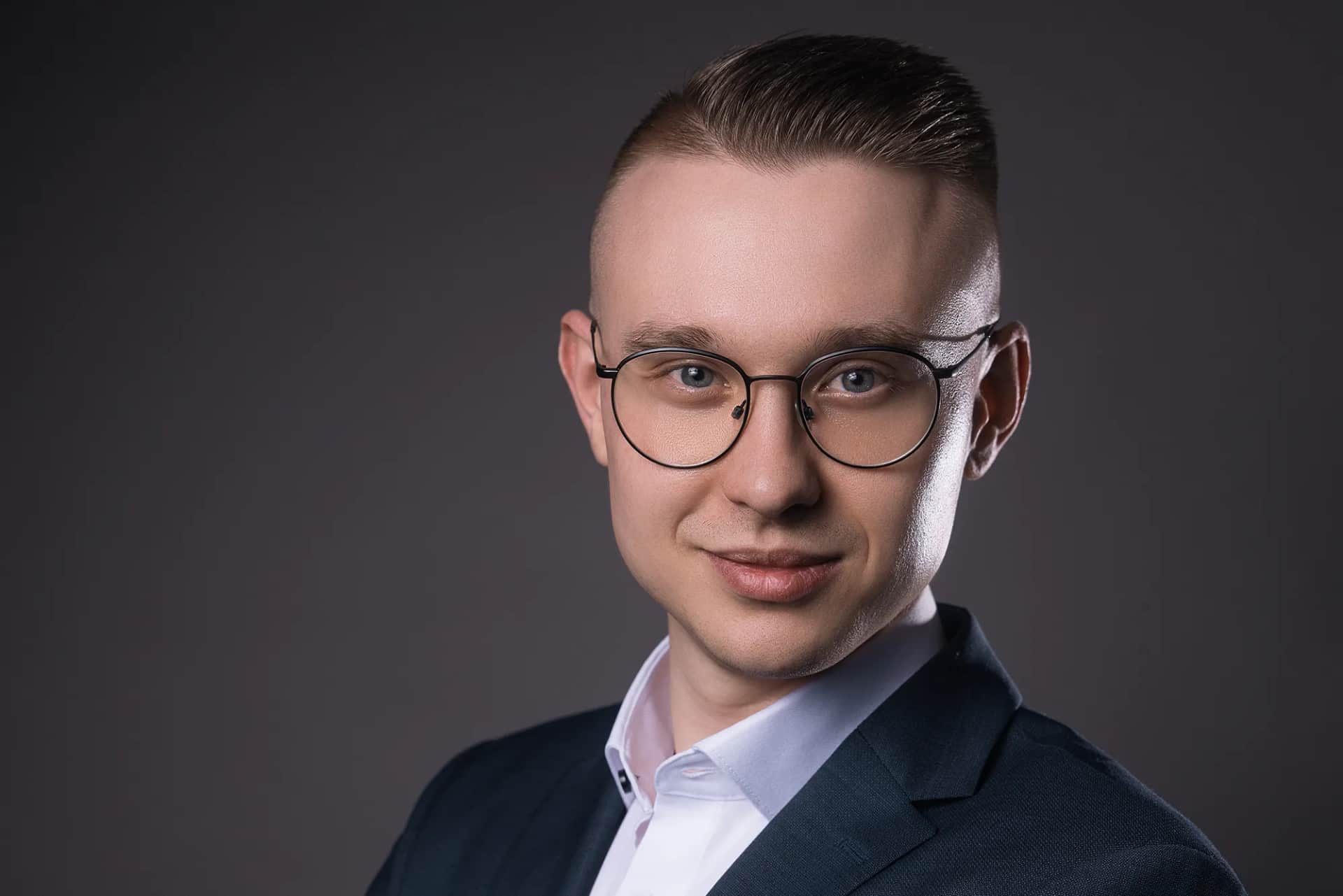 Professionelles Business-Portrait eines Mannes mit Brille in Stuttgart, fotografiert von Nicolas Bär