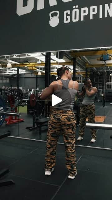 Person in Camouflage-Hose trainiert vor Spiegelwand in einem CrossFit-Gym in Göppingen