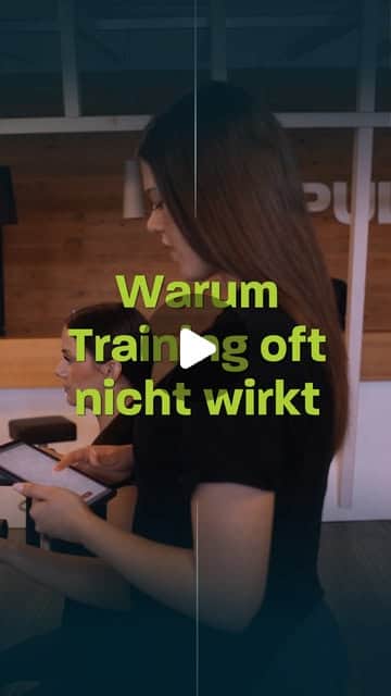 Frau am Empfang eines Fitnessstudios mit Tablet, Textoverlay „Warum Training oft nicht wirkt“